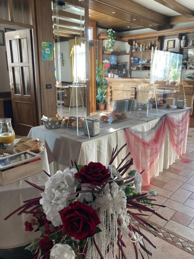 Hotel Ristorante Scoiattolo Sporminore 外观 照片